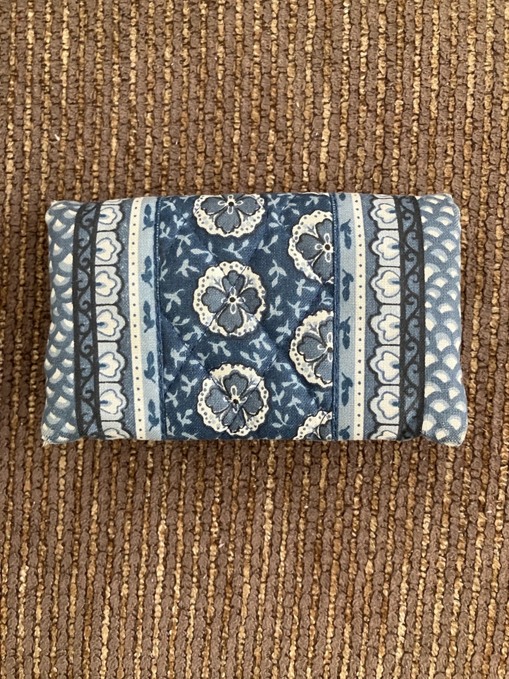 Vera Bradley Navy and Cream Quilted Card Holder - Picture 2 of 4